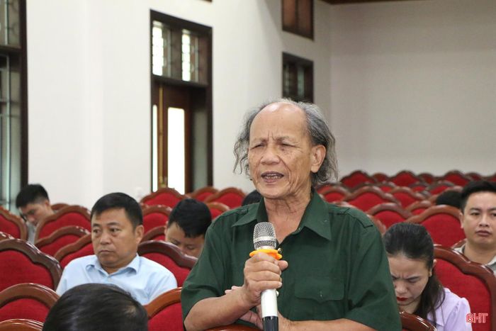 Ông Lê Hồng Ty nêu ý kiến tại hội nghị.