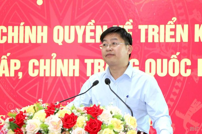 Đồng chí Nguyễn Văn Chung - Chủ tịch UBND phường Thành Sen trả lời các ý kiến, kiến nghị của người dân.