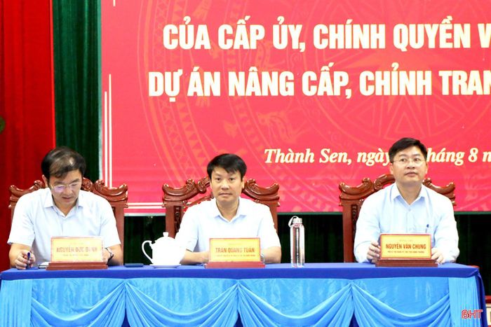 Các đồng chí chủ trì hội nghị.