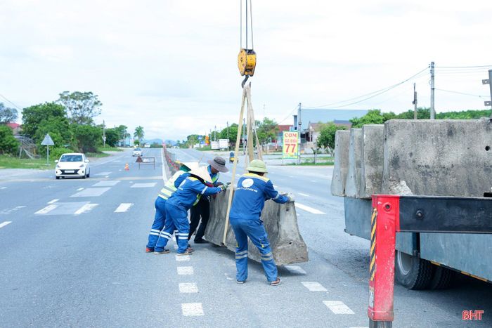 Ngày 11/8, Khu Quản lý đường bộ II (Cục Đường bộ Việt Nam) phối hợp với chính quyền xã Kỳ Xuân, Phòng CSGT Công an tỉnh Hà Tĩnh và đơn vị chức năng tiến hành đóng 2 điểm mở dải phân cách trên quốc lộ 1 đoạn qua thôn Tân Phong, xã Kỳ Xuân, tỉnh Hà Tĩnh.