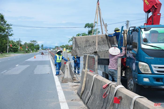 Cùng với việc đóng 2 điểm mở dải phân cách, cơ quan chức năng cũng đã mở một điểm mở trên dải phân cách cứng trên quốc lộ 1 tại Km 542+610 có chiều dài 30m (nằm ở giữa 2 vị trí đã đóng) để người dân qua lại thuận tiện.