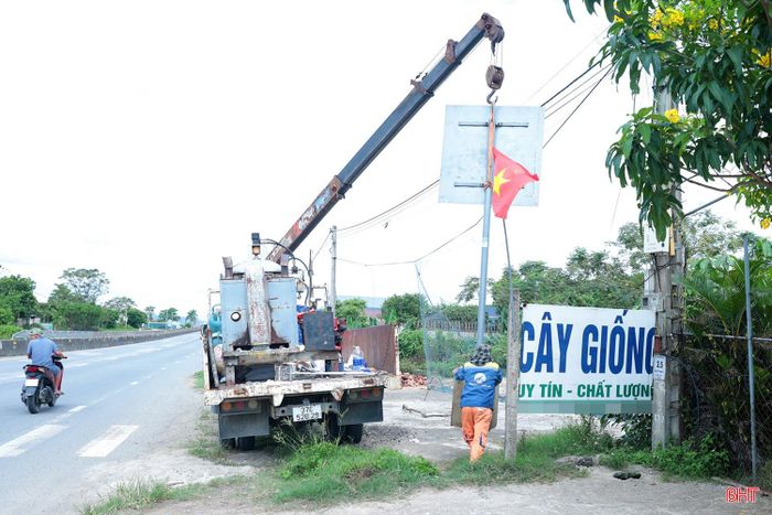Trên cơ sở đề xuất từ chính quyền địa phương, Phòng CSGT Công an tỉnh Hà Tĩnh và kiểm tra, rà soát của cơ quan quản lý đường bộ, đơn vị chức năng đã thống nhất đóng 2 điểm mở dải phân cách ở thôn Tân Phong, xã Kỳ Xuân.