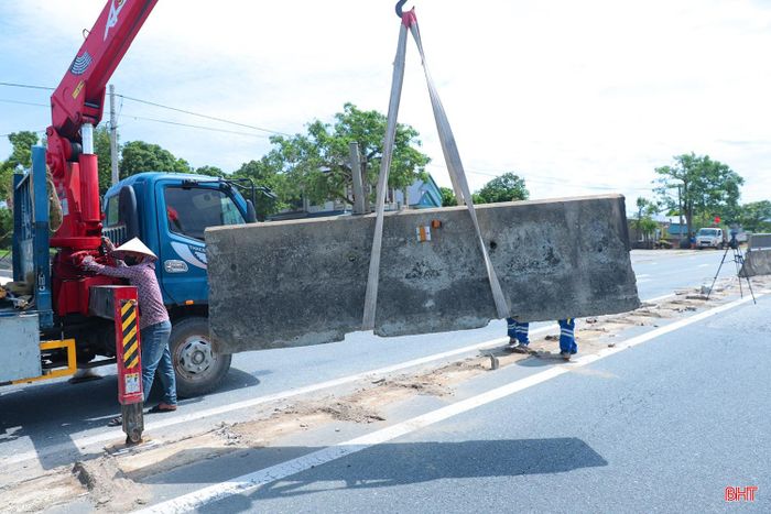 Tại điểm mở mới ở dải phân cách cứng trên quốc lộ 1 tại thôn Tân Phong, xã Kỳ Xuân có tuyến đường hiện hữu, đã được nâng cấp, mở rộng. Để đảm bảo ATGT, tại điểm mở mới, cơ quan quản lý đường bộ sẽ sơn kẻ vạch đường, lắp đặt đầy đủ hệ thống biển báo giao thông để người dân qua lại an toàn.