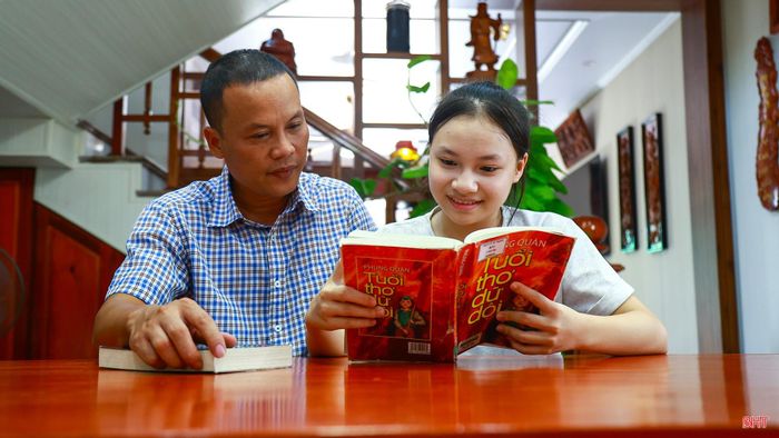 Bố mẹ luôn tạo điều kiện để tôi được đọc và tìm hiểu những nội dung mình yêu thích. Khi tôi quan tâm đến một chủ đề mới, bố mẹ thường tìm mua thêm sách để tôi có tài liệu tham khảo.