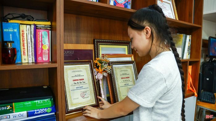 Năm 2024, tôi tham gia cuộc thi "Đại sứ Văn hóa đọc" và đạt giải Nhì cấp tỉnh. Kết quả ấy giúp tôi nhận ra những điểm mình cần cải thiện, nhất là cách trình bày suy nghĩ và cảm nhận về những điều đã đọc. Từ đó, tôi rèn luyện kỹ hơn và vinh dự đạt giải Nhất trong năm nay.