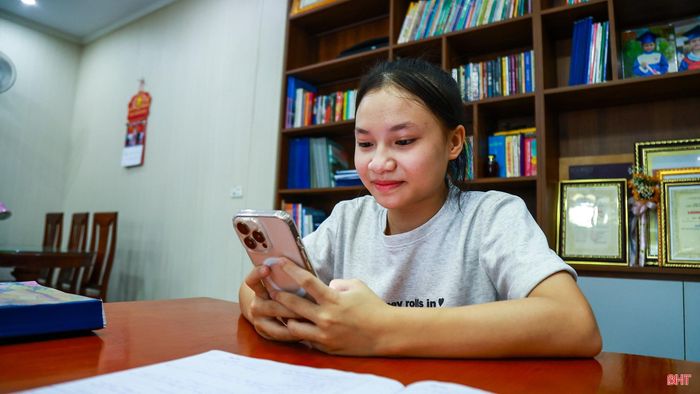Ngoài những cuốn trong tủ sách, tôi còn đọc trên các ứng dụng trực tuyến bằng điện thoại. Để có giọng đọc tốt, tôi chú ý giữ gìn sức khỏe và dành thời gian rèn cách phát âm, ngắt nghỉ, nhấn giọng để câu chuyện được truyền tải rõ ràng, tự nhiên.