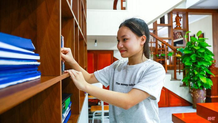 Niềm yêu thích đọc sách của tôi bắt đầu từ những câu chuyện được bà và mẹ kể khi còn nhỏ. Lớn lên, sự tò mò thôi thúc tôi tìm đến những trang sách, tự mình đọc và khám phá thêm những điều trước đó chưa biết.