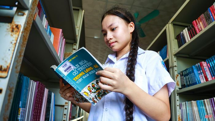 Mỗi tuần, tôi thường đến Thư viện tỉnh Hà Tĩnh (phường Thành Sen) khoảng 2 - 3 lần. Bố mẹ thay phiên nhau đưa đón, đồng hành cùng tôi trong những buổi đọc sách và các hoạt động bên ngoài.