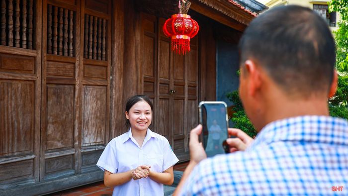 Tôi thường chọn các địa chỉ văn hóa, lịch sử như: Văn Miếu, Khu di tích Ngã ba Đồng Lộc, Khu lưu niệm Nguyễn Du… để thuyết trình và ghi hình. Mỗi địa điểm lại mang đến một câu chuyện riêng, giúp tôi có thêm chất liệu để thể hiện. Đây cũng là cách tôi luyện sự tự tin khi đứng trước máy quay và kể chuyện tự nhiên hơn.