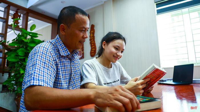 Bố thường nhắc nhở, định hướng để tôi biết cân đối thời gian giữa việc học với các chương trình, cuộc thi. Với những nội dung cần quay, chụp, bố luôn là người đồng hành cùng tôi.