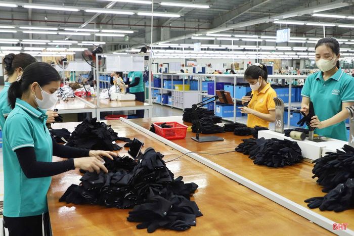 Công nhân Công ty TNHH Haivina Hồng Lĩnh kiểm tra sản phẩm trước khi xuất xưởng.