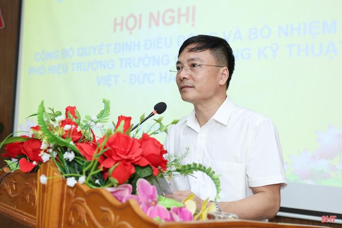 Ông Cao Xuân Phú - Bí thư Đảng ủy, Phó Hiệu trưởng phụ trách Trường Cao đẳng Kỹ thuật Việt - Đức phát biểu tại buổi lễ.