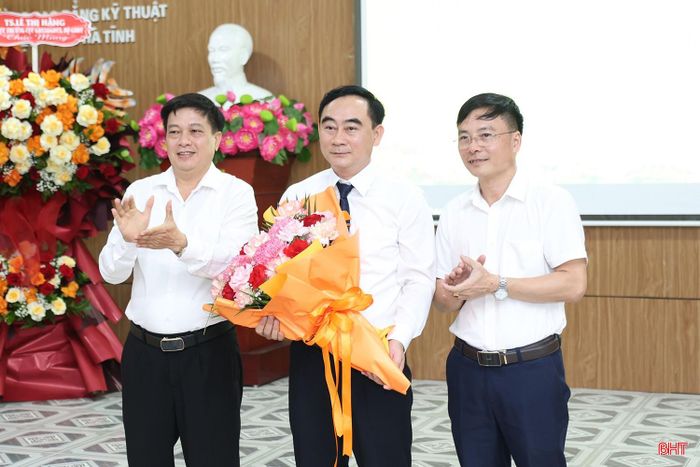 Đảng ủy, Ban Giám hiệu Trường Cao đẳng Kỹ thuật Việt - Đức tặng hoa chúc mừng ông Trần Đình Long.