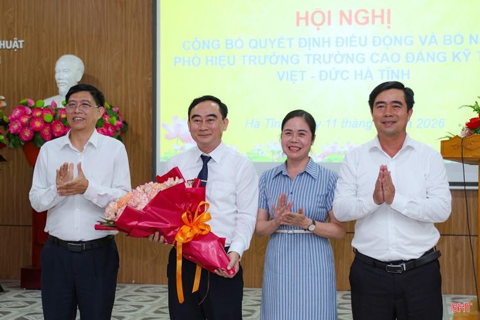 Đại diện lãnh đạo Ban Tổ chức Tỉnh ủy tặng hoa chúc mừng ông Trần Đình Long.