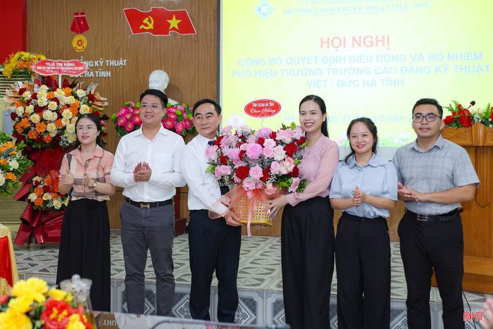 Lãnh đạo Tỉnh đoàn Hà Tĩnh tặng hoa chúc mừng ông Trần Đình Long.