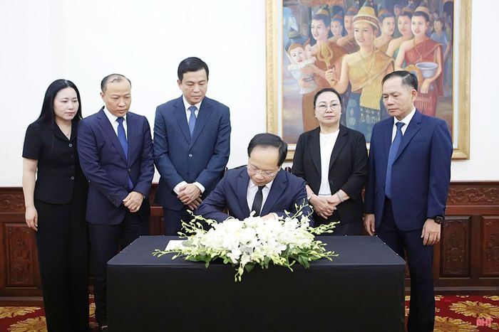 Đồng chí Nguyễn Duy Lâm - Ủy viên Ban Chấp hành Trung ương Đảng, Bí thư Tỉnh ủy, Trưởng đoàn ĐBQH tỉnh ghi sổ tang.