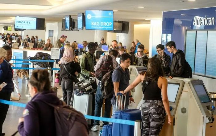 Hành khách tại sân bay quốc tế Los Angeles, Mỹ. (Ảnh: THX/TTXVN phát)