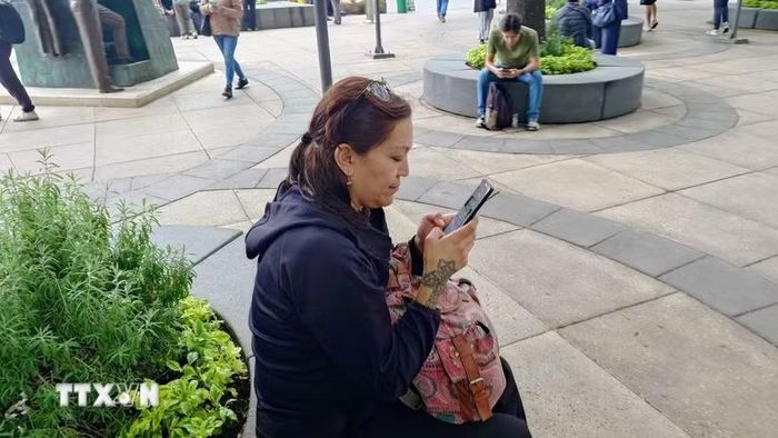 Người dân sử dụng dịch vụ Internet di động tại khu vực Miguel Hidalgo, Mexico. (Ảnh: Phi Hùng/TTXVN)
