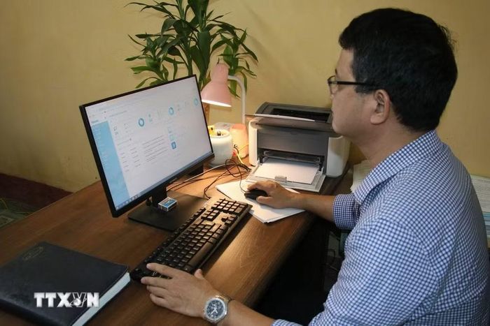 Giáo viên Trường tiểu học Kim Thái (phường Nam Định) sử dụng học bạ số. (Ảnh: Nguyễn Lành/TTXVN)