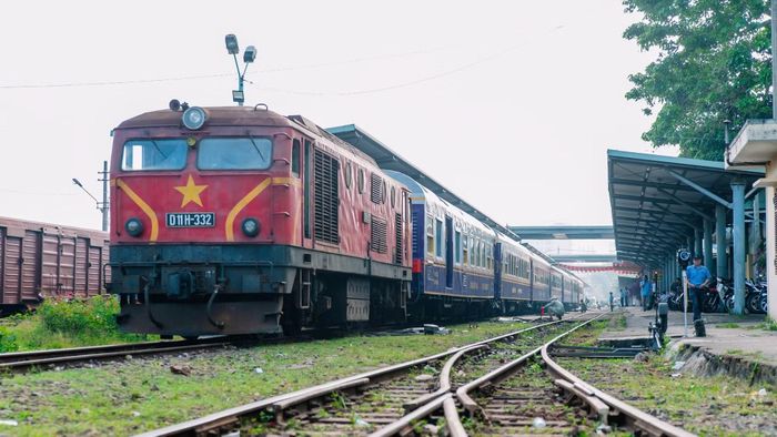 Đoàn tàu chở khách của Tổng công ty Đường sắt Việt Nam xuất phát tại một ga nước ta. (Ảnh: PV/Vietnam+)