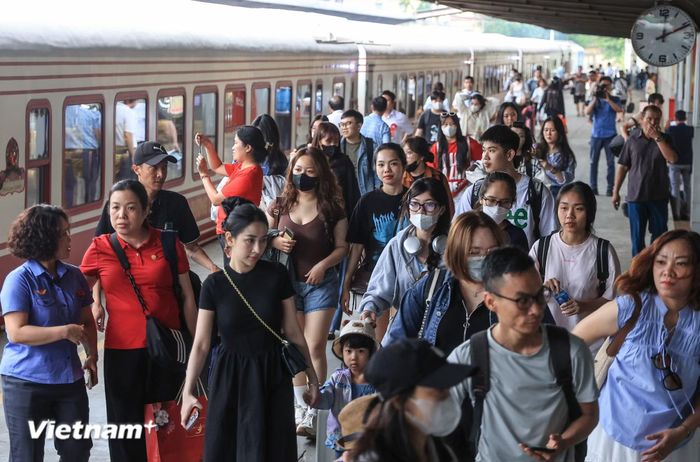Đường sắt Lào Cai-Hà Nội-Hải Phòng nếu được điều chỉnh chủ trương đầu tư sẽ giúp giảm thời gian đi lại của hành khách khoảng 14 phút do nâng vận tốc từ khoảng 95km/h lên khoảng 120km/h. (Ảnh: Khánh Hải/Vietnam+)