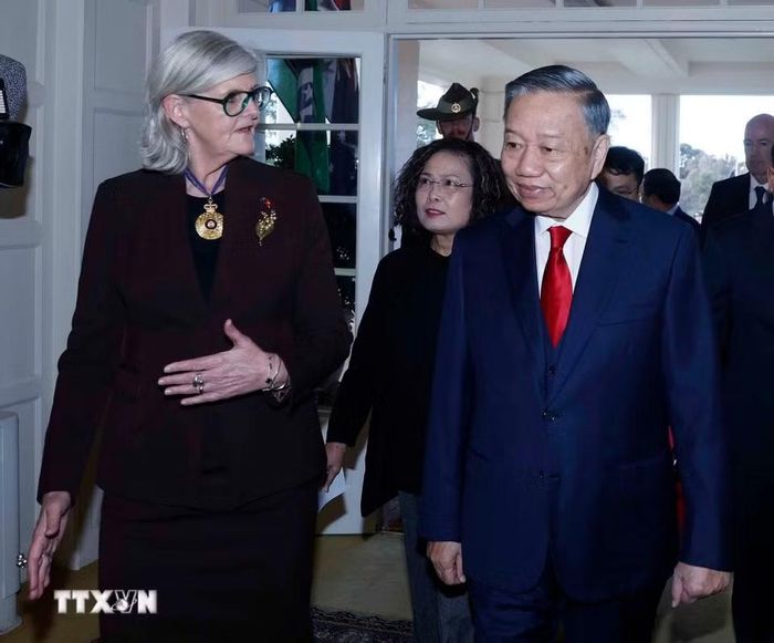 Tổng Bí thư, Chủ tịch nước Tô Lâm và Toàn quyền Australia Sam Mostyn tại lễ đón. (Ảnh: Thống Nhất/TTXVN)