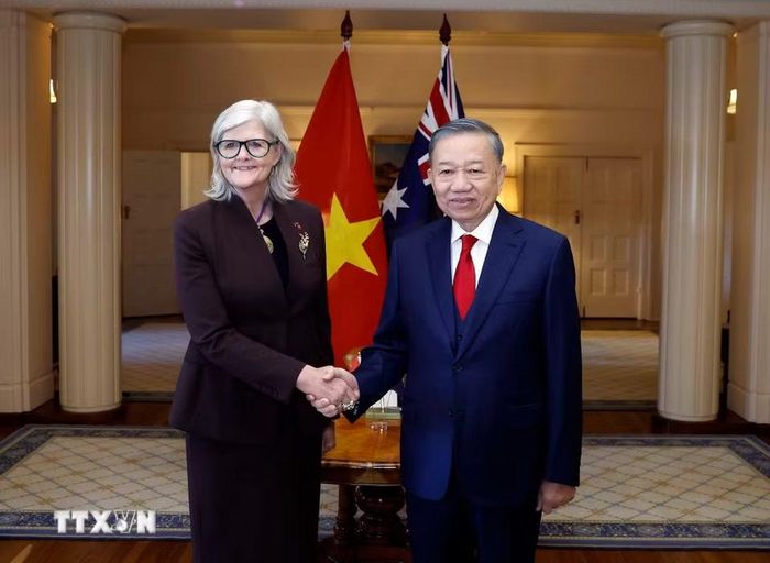Tổng Bí thư, Chủ tịch nước Tô Lâm và Toàn quyền Australia Sam Mostyn tại lễ đón. (Ảnh: Thống Nhất/TTXVN)