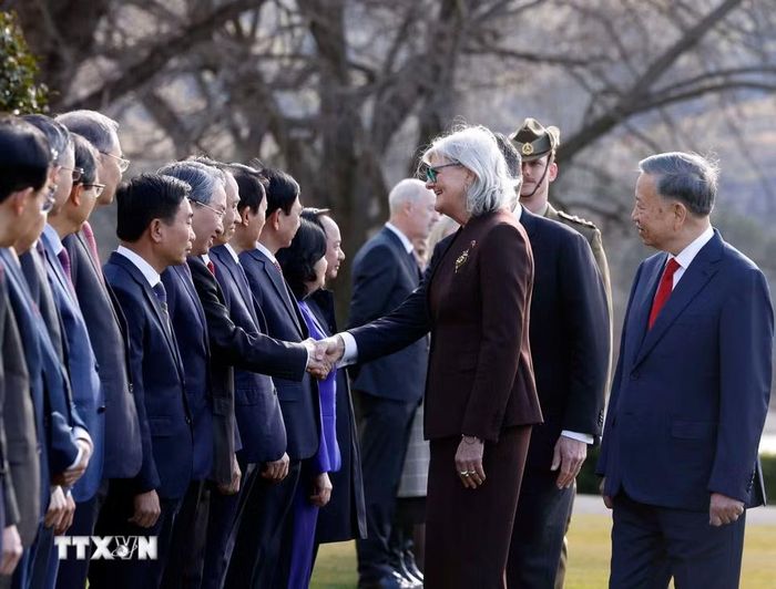 Tổng Bí thư, Chủ tịch nước Tô Lâm giới thiệu với Toàn quyền Australia Sam Mostyn thành viên đoàn cấp cao Việt Nam tham dự Lễ đón. (Ảnh: Thống Nhất/TTXVN)