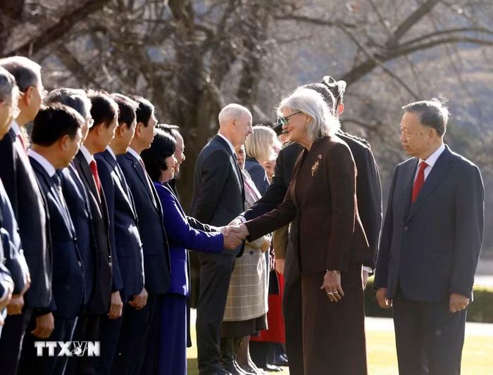 Tổng Bí thư, Chủ tịch nước Tô Lâm giới thiệu với Toàn quyền Australia Sam Mostyn thành viên đoàn cấp cao Việt Nam tham dự Lễ đón. (Ảnh: Thống Nhất/TTXVN)
