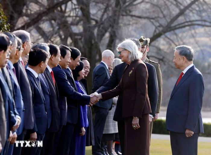 Tổng Bí thư, Chủ tịch nước Tô Lâm giới thiệu với Toàn quyền Australia Sam Mostyn thành viên đoàn cấp cao Việt Nam tham dự Lễ đón. (Ảnh: Thống Nhất/TTXVN)