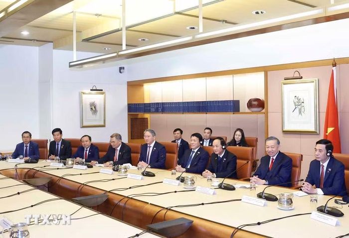 Tổng Bí thư, Chủ tịch nước Tô Lâm và thành viên đoàn Việt Nam tại cuộc hội đàm chính thức với Thủ tướng Australia Anthony Albanese. (Ảnh: Thống Nhất/TTXVN)