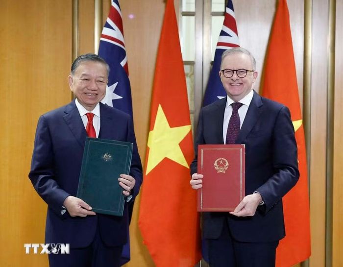 Tổng Bí thư, Chủ tịch nước Tô Lâm và Thủ tướng Australia Anthony Albanese trao Tuyên bố chung. (Ảnh: Thống Nhất/TTXVN)