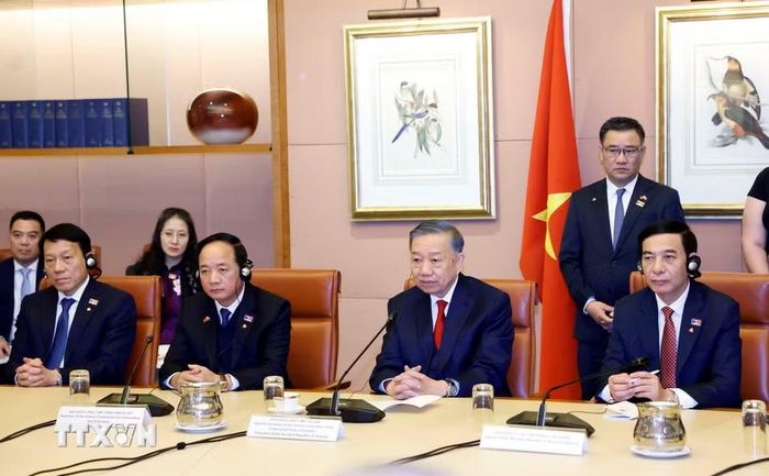Tổng Bí thư, Chủ tịch nước Tô Lâm và thành viên đoàn Việt Nam tại cuộc hội đàm chính thức với Thủ tướng Australia Anthony Albanese. (Ảnh: Thống Nhất/TTXVN)
