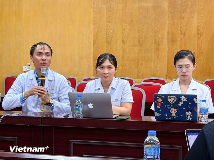 Bác sỹ Viện Sức khỏe Tâm thần (Bệnh viện Bạch Mai) thông tin về tình hình trẻ đến khám và điều trị rối loạn tâm thần. (Ảnh: PV/Vietnam+)