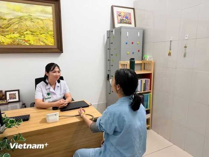 Bác sỹ Viện Sức khỏe Tâm thần khám và tư vấn cho trẻ. (Ảnh: PV/Vietnam+)