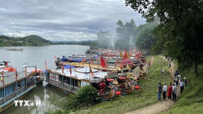 Người hành hương tham gia lễ hội Điện Huệ Nam. (Ảnh: Văn Dũng-TTXVN)