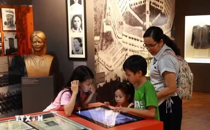 Các bảo tàng thay đổi diện mạo từ những “kho lưu trữ tĩnh” thành “không gian trải nghiệm sống động” nhờ sự hỗ trợ của công nghệ số. (Ảnh: Hữu Duyên/TTXVN)