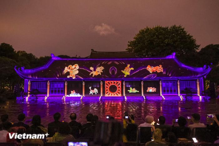 Tour đêm Văn Miếu-Quốc Tử Giám. (Nguồn: TTXVN)