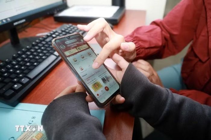 Công dân thực hiện thủ tục hành chính trên Cổng dịch vụ công trực tuyến bằng VNeID. (Ảnh: Xuân Triệu/TTXVN)