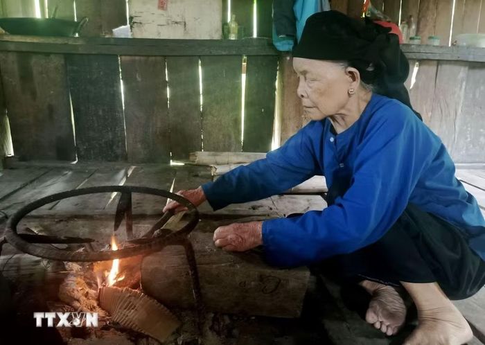 Bà Lý Thị Xoa, mẹ liệt sỹ Lý Văn Thàng, vẫn ngóng chờ tin người con trai đã hy sinh 45 năm trước. (Ảnh: Đức Thọ/TTXVN)