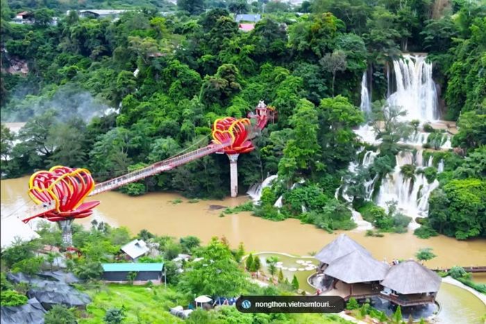Cầu kính tình yêu tại Thác Dải Yếm. (Ảnh: Báo Sơn La)