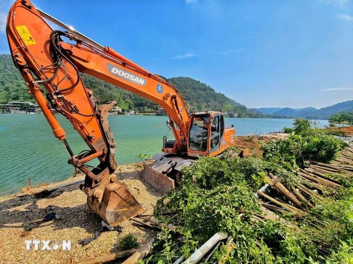 Hoạt động giải tỏa công trình vi phạm được triển khai tại nhiều vị trí ven hồ Đồng Đò, xã Kim Anh, thành phố Hà Nội. (Ảnh: Trung Nguyên/TTXVN)
