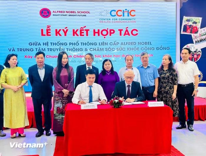 Hai bên ký kết Biên bản ghi nhớ hợp tác xây dựng Chương trình chăm sóc sức khỏe học đường toàn diện. (Ảnh: PV/Vietnam+)
