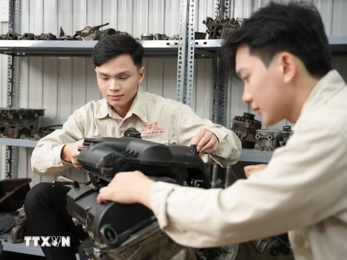 Sinh viên thực hành tại xưởng ôtô của trường Cao đẳng Việt-Mỹ. (Ảnh: Diệu Thúy/TTXVN)