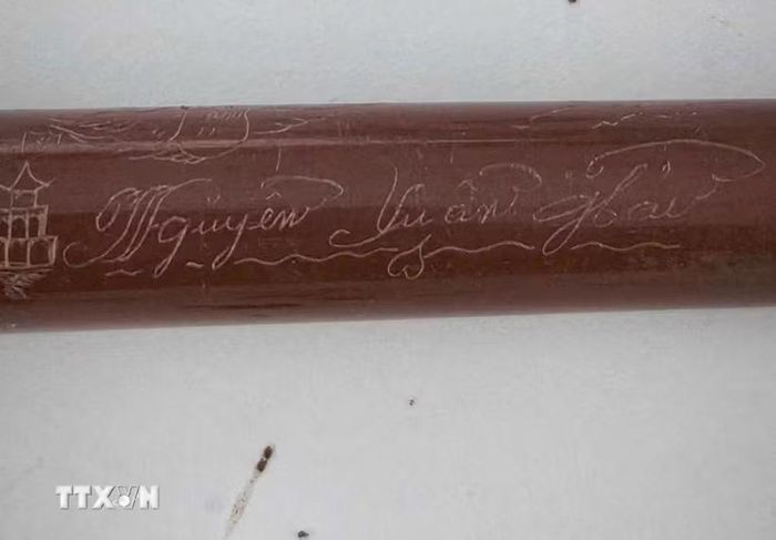 Chiếc bút kim tinh khắc tên “Nguyễn Xuân Hải.” (Ảnh: TTXVN phát)