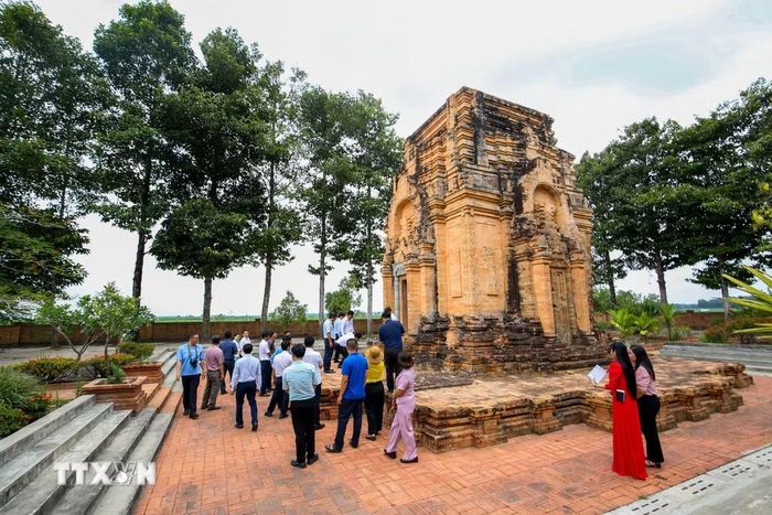 Tháp Chót Mạt được định hướng trở thành điểm đến phục vụ tham quan, học tập và giáo dục lịch sử - văn hóa cho học sinh, đoàn thể và du khách. (Ảnh: Giang Phương/TTXVN)