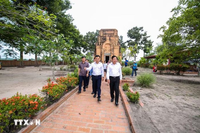 Đoàn công tác tham quan, khảo sát Tháp Chót Mạt, tìm hiểu giá trị lịch sử, văn hóa và tiềm năng phát huy giá trị di tích gắn với phát triển du lịch địa phương. (Ảnh: Giang Phương/TTXVN)