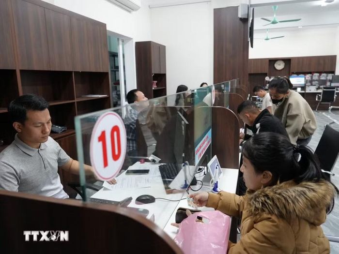 Người lao động đến làm thủ tục hưởng bảo hiểm thất nghiệp tại Trung tâm Dịch vụ việc làm Nghệ An. (Ảnh: Bích Huệ/TTXVN)