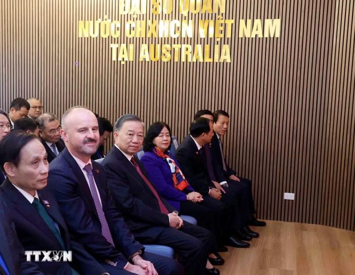 Tổng Bí thư, Chủ tịch nước Tô Lâm và các đại biểu tham dự lễ khánh thành trụ sở mới Đại sứ quán Việt Nam tại Australia. (Ảnh: Thống Nhất/TTXVN)