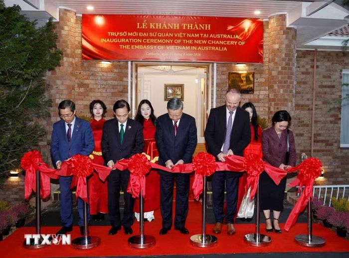 Tổng Bí thư, Chủ tịch nước Tô Lâm và các đại biểu thực hiện nghi thức khánh thành trụ sở mới Đại sứ quán Việt Nam tại Australia. (Ảnh: Thống Nhất/TTXVN)